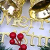 装飾花の小さなベルの花の飾り付きクリスマスの花輪クリスマスの木のドアホームパーティーの壁の暖炉のために花輪を吊るす