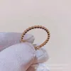 Diseñador Versión alta Versión alta Anillo de perlas Ring para mujer 18K Rose CNC Finamente Tallado Plazador de cuentas redondas en capas redondas