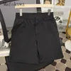 Shorts maschile estate nera di mezzo a vita medio-gamba a gamba sciolta di drappeggio a cinque punti pantaloni da cinque punti abiti maschili