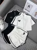 Kvinnors tvådelade byxor Designer Trendy 24 Spring New Triangle Outline Shirt Style Half Sleeped Top With Shorts och liten kjol Casual Fashion Set Eyr1