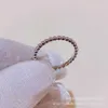 Diseñador Versión alta Versión alta Anillo de perlas Ring para mujer 18K Rose CNC Finamente Tallado Plazador de cuentas redondas en capas redondas