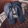 Hausschuhe Sommer Flip Flops Männer Sandalen Rutschfleisch für Innenschuhe Buchstabe Grain Outdoor Light Casual Beach y