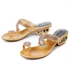 Slippare gummi 2024 Rhinestone dusch sommarhusklipp tår silver kvinna guld sandaler flip flops strand eleganta bilder