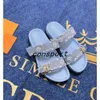 Designers de sandálias Sliders Bom Bom Sandale Sandália de couro genuíno Sapateiros casuais Sapatos casuais praia Sandale Gladiator Mules Hasp New Flat Slide 35-45