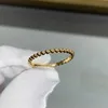 Designer Charm Van Mizhu Tricolor Ring är och kan staplas för dagligt slitage. Personlig nischljus lyx Enkelt lämpliga män kvinnor att bära trendiga