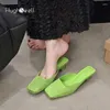 Chaussures décontractées Luxury Green Satin Silk Mule Slides Woman Brand Design Triangle Talal Sandals Medames Elegant Square Toe Tee Party Robe