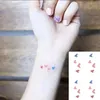 Tattoo overdracht Waterdichte tijdelijke tattoo rood hart Chinese Japanse tekst cartoonpatroon nep tatoeages flash tatoeages arm lichaamskunst voor vrouwen mannen 240427