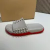 Роскошные дизайнерские тапочки заклепки панк -сандалии для мужских летних обуви шипов Sliders Sliders Черно -красно -белые подошвы подошвы мулы Sandles Mules dhnew