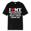 男性用Tシャツ私は私のボーイフレンドの服が大好きです私は私のガールフレンドTシャツが大好きなので、私から離れてくださいj240426