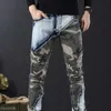 Mäns jeans skarvade kamouflagemens jeans med grafiska avsmalnande fickor byxor 90 -tals gatu modefjäder och hösten Q240427