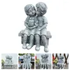 Decorazioni da giardino Happy Yami Home Accessori decorazioni Statue Boy Girl Banch Figurina Figura da esterno Resina per interni Bacia