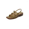 Chaussures décontractées 2024 Femmes d'été Sandales rétro en cuir divisé Luxury Roman Narrow Band Gladiator talon Chunky