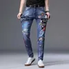 Jeans masculins Nouvel automne imprimé pour hommes coréens à la mode mince pantalon denim Badge de broderie de trous de couture de trou de trou de luxe Q240427
