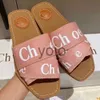 Designer Sandals Women Sandalo Woody Flat Mule Slide Slide Beige White Black Black Pink Lettering Fuzzy Pelliccia Fuzzy Womens Summer Scarpe da estate