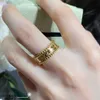 Designer Brand V-Gold CNC Prachtig gesneden kenmerkende ring met niche-ontwerp 18K Rose Gold Bead Edge Glossy Able en For Women Sieraden met Logo