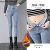 Jeans féminins Super-Waist 2024 Warm Slim Elastic Winter Plus Velvet Feet Portez un pantalon de crayon pour femmes.