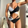 Swimwear pour femmes Black and White Contrasting Cross Sporty Swimsuit Two-Pice Set Sexy Beach Bikini