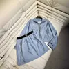 Diseñador de vestimenta de dos piezas 24 Producto de primavera/verano Serie MIU MIU Age Reductor de viento Estilo delgado Abrigo Rush Half Skirt Mist ICE TRANSPARENTE AZUL NYLON SET KD2X