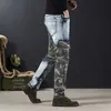 Jeans masculinos Splicing Camouflage mass de camuflagem com calça de bolsos cônicos gráficos Spring e outono da moda e outono Q240427