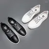 Chaussures décontractées 2024 printemps en cuir authentique en cuir masculin pour hommes Band élastique confortable fond plat de luxe hommes coudre noire blanc