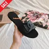 Designer sandalen, damesmode slipper, 2024 Luxury platte hakken slippers, zomer strandschoenen, luxe claquette muilezels, dames lederen rubberen schuifregelaars