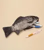 Borse da stoccaggio CARP BASSO PENSIONE REAListica a forma di pesce Casetto per matita per macial con cerniera Casualizza Casualmente Washing Wash Funny Handba7935213