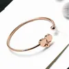 Bangle 18K GOUD GOLDE HART DETAIL MECHTING VOOR DRECHT PERACTE ELASTISCHE DRAAD ECG TWISTED Titanium roestvrijstalen armband