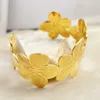 Pulseira de aço inoxidável da moda com pulseira de abertura de flores de ouro eletroplatada para acessórios sofisticados de ponta feminina