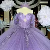 ラベンダーの光沢のあるQuinceaneraドレスオフショルダーコルセットボールガウンアップリケレースビーズTull Tiered Sweet 16 Vestidos de 15 Anos