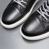 Chaussures décontractées 2024 printemps en cuir authentique en cuir masculin pour hommes Band élastique confortable fond plat de luxe hommes coudre noire blanc