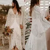 Bohemian spetsar en linje bröllopsklänningar v-ringning bate långa ärmar höga låga strand brudklänningar tofs land brud slitage 2024