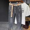 Jeans masculin nouveau créateur de pantalons de mode pour hommes luxury décontracté slim au printemps automne brodé crayon denim crayon lavé Q240427