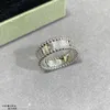 Designer Brand V-Gold CNC Prachtig gesneden kenmerkende ring met niche-ontwerp 18K Rose Gold Bead Edge Glossy Able en For Women Sieraden met Logo