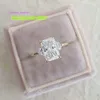 3.00CT Szmaragdowy pierścień Moissanite Emerald and Cadellic Cut 3 Kamienne Pierścionek zaręczynowy 18k żółte złoto