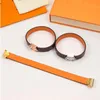 Pulsera de diseño de lujo Popular de cuero estrellado para mujeres Correa trineo de cuero de cuero Correa de acero inoxidable Pulsera de oro rosa sin caja Y158