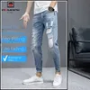 Jeans maschile New Fashion Elegante maschile da cowboy maschile con buchi strappati in difficoltà Summer Streetwear Denim Hok Pants Maschio Q240427