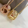 Nouveau collier Kaléidoscope à quatre feuilles Femelle Set Diamond Perle de niche Niche Clicule Chaîne avancée Send Pendre Gold Gold