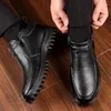 Botas 2024 Winter Men espesas espesas con la cremallera de cuero tibio Plataforma de tobillo para hombres zapatos de senderismo para hombres impermeables