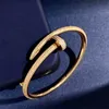 2023 Новое прибытие ювелирных украшений Полное CZ Love Bracelet Braclet Brangle с Crystal for Woman Золотой сердце навсегда Love Bangle Ювелирные изделия для женщин.