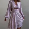 Robes décontractées 2024 Femmes V-Neck Flower Print Summer Summer Style Hollow Out Design A-Line Mini Robe Elegant Boho Vestidos Vêtements