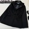 Dames Jackets Designer Early Spring Fashion Workwear Style Hooded Coat met westerse taille gewikkelde omgekeerde driehoeksbrief veelzijdige top G2CC