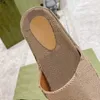 Designer Sandaler tofflor Summer Men Women Shoes Shaped Multicolor Luxury Slides Gjuten fotbädd i svart tonalt gummisula med präglad logotyp på Outer Side 01