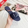 Designer sandalen, damesmode slipper, 2024 Luxury platte hakken slippers, zomer strandschoenen, luxe claquette muilezels, dames lederen rubberen schuifregelaars