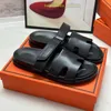 Chypre Designer Sandały na męskie damskie skórzane zamszowe płaskie obcasy Casual Walk Sandles Man Man Claquette Summer Beach Slowers Buty Kapciecze dobre