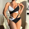 Swimwear pour femmes Black and White Contrasting Cross Sporty Swimsuit Two-Pice Set Sexy Beach Bikini