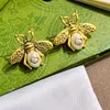 Klassiska brevörhängen Studs har frimärken Retro Guldpläterad rostfritt stål Pearl Bee örhängen Animal Stud Designer för kvinnors bröllopsfest födelsedagspresenter smycken