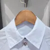 Женские блузки Женщины Большой карманный отделка рубашка Овергающий воротник Свободный дизайн одноготовленное из длинного рукава 2024 Весенняя женская блузка