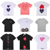 2024 Fashion Mens Play T-shirt Garcons Designer Shirts Red Comes coeur Casual Womens Des Badge Graphic Heart Derrière la lettre sur la poitrine CDG broderie à manches courtes HS