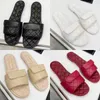 Zapatillas de diseñador de moda para mujeres con patrón de cuadrícula de diamantes zapatillas de verano con hebilla de mochila zapatos de estilo casual 26882