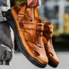 Sapatos casuais 2024 Sandálias masculinas Verão Menor de couro macio Homens ao ar livre Tamanho da moda de sandália leve 38-48